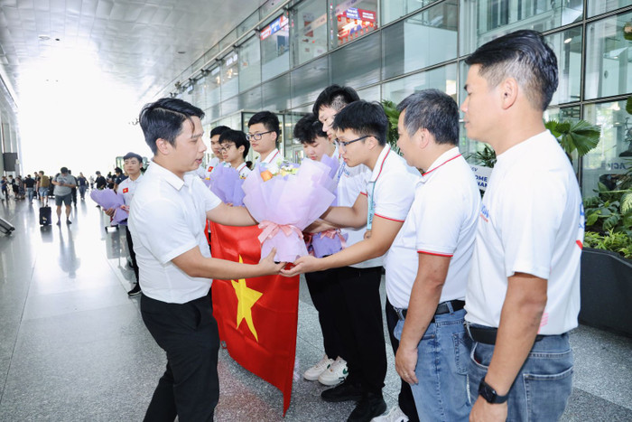 Đại diện Cục Quản lý chất lượng, Bộ GD&ĐT tặng hoa chúc mừng đội tuyển. Ảnh: Bộ GD&ĐT