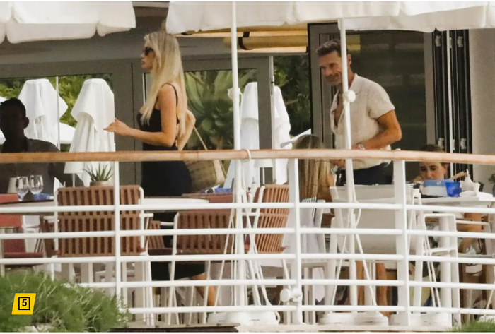 Ryan Seacrest và Maxime Nova, xuất hiện trong ảnh hồi tháng 6, được cho là đang tận hưởng kỳ nghỉ trên một chiếc du thuyền có sức chứa 12 người, chỉ có hai người họ.