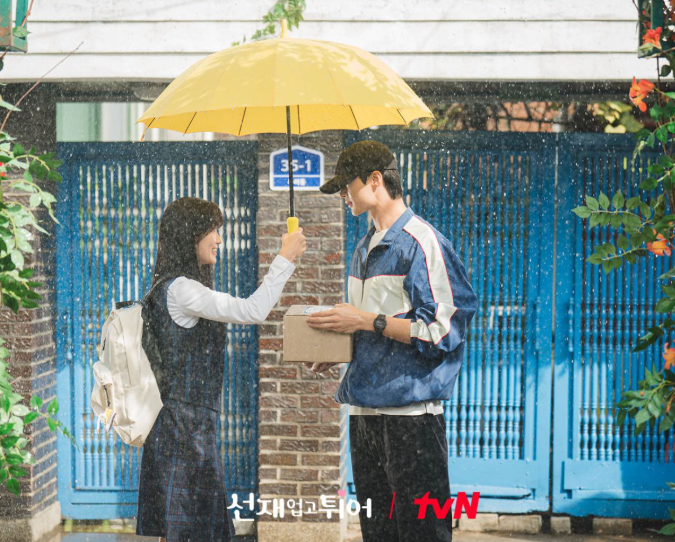 Cõng Anh Mà Chạy gây ấn tượng nhờ câu chuyện tình yêu kết hợp với yếu tố xuyên thời gian. Nhân vật chính Im Sol là một cô gái hâm mộ nam thần tượng Ryu Sun-jae. Khi Sun-jae qua đời, cô bất ngờ có cơ hội quay trở về quá khứ, thời điểm anh vẫn còn là một nam sinh. Sol quyết tâm thay đổi tương lai và cứu người mình yêu khỏi số phận bi kịch. Thế nhưng càng thay đổi quá khứ, cô càng nhận ra mối quan hệ giữa mình và Sun-jae dường như đã được định sẵn. Chemistry giữa Kim Hye-yoon và Byeon Woo-seok là điểm sáng lớn của tác phẩm.&nbsp;