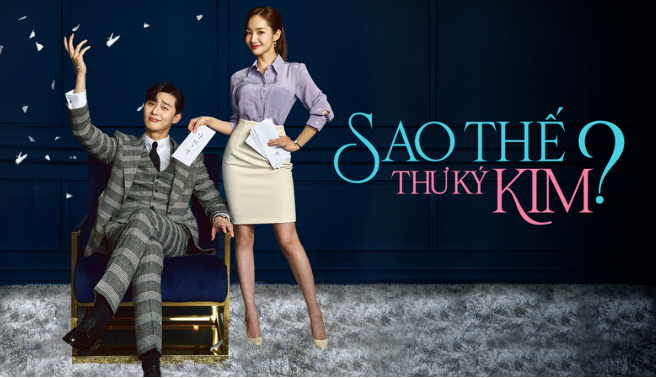 Phát sóng năm 2018, Thư Ký Kim Sao Thế? là một trong những bộ phim ngôn tình công sở nổi tiếng của màn ảnh Hàn Quốc. Tác phẩm xoay quanh Lee Young-joon - phó chủ tịch tập đoàn đẹp trai, tài giỏi nhưng có phần tự luyến, và Kim Mi-so - cô thư ký đã đồng hành cùng anh suốt 9 năm. Khi Mi-so bất ngờ quyết định nghỉ việc để tìm lại cuộc sống riêng, Young-joon tìm mọi cách giữ chân cô. Từ mối quan hệ sếp và thư ký, cả hai dần phát hiện tình cảm thật sự dành cho nhau. Sự kết hợp của Park Seo-joon và Park Min-young tạo nên chemistry đặc biệt, giúp bộ phim trở thành lựa chọn quen thuộc với những khán giả yêu thích thể loại rom-com.