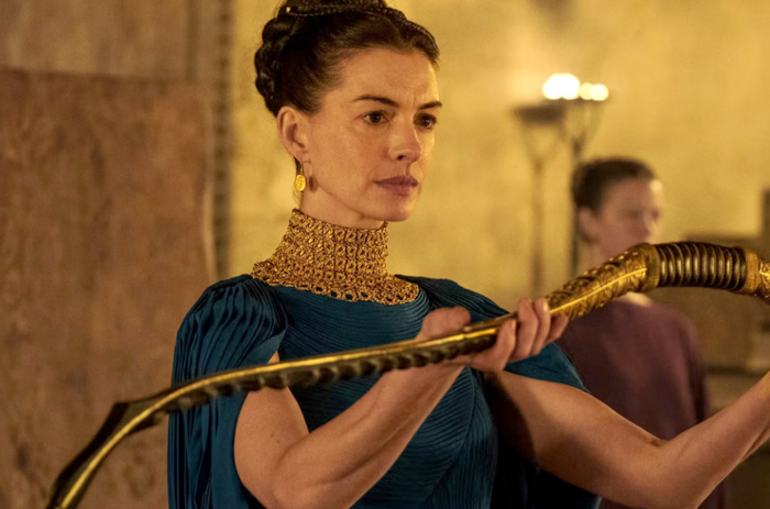 Trong The Odyssey, Anne Hathaway hóa thân thành Penelope, người vợ chờ Odysseus trở về sau cuộc chiến thành Troy. Ảnh: NSX.