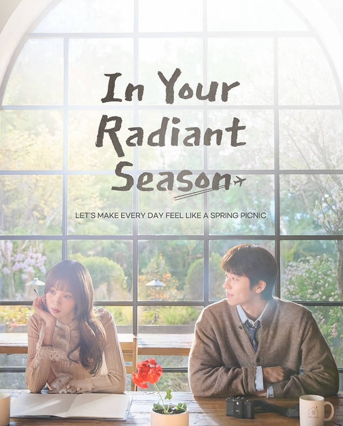 In Your Radiant Season mang đến màu sắc nhẹ nhàng hơn với câu chuyện tình yêu chữa lành. Lee Sung-kyung vào vai Song Ha-ran, một nhà thiết kế thời trang thành công nhưng luôn che giấu những tổn thương trong quá khứ. Cuộc gặp với Sunwoo Chan, họa sĩ thiết kế nhân vật hoạt hình do Chae Jong-hyeop thủ vai, dần thay đổi cuộc sống của cô. Đằng sau vẻ ngoài vui vẻ và tích cực, Chan cũng mang những tổn thương sâu sắc sau một tai nạn khiến anh mất thính giác và ký ức. Khi hai người đến gần nhau, họ cùng đối diện với những bí mật từng cố gắng chôn giấu và dần trở thành điểm tựa của nhau. Phim phát sóng trên MBC và Disney+ từ ngày 20/2, tập trung vào hành trình chữa lành thay vì những biến cố quá kịch tính.