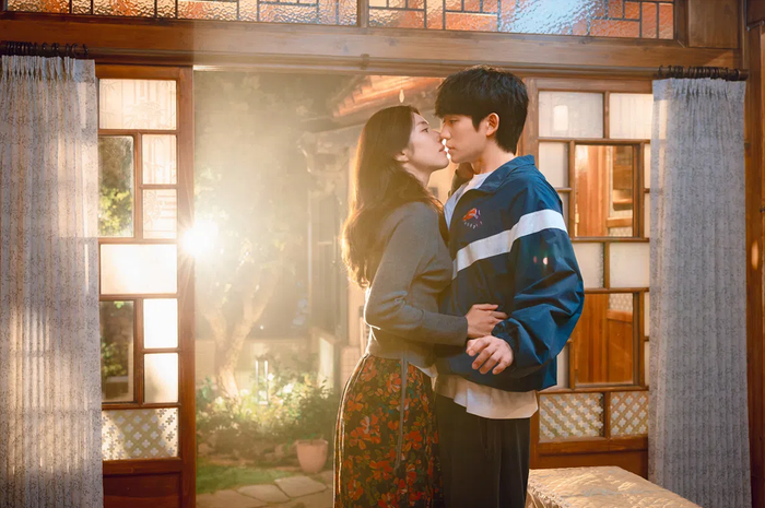 Ra mắt trên Netflix từ ngày 7/8, Our Sticky Love nhanh chóng gây chú ý nhờ sự kết hợp giữa hài lãng mạn và yếu tố tội phạm. Phim xoay quanh Go Eun-sae, một nữ công tố viên tài giỏi nhưng mất trí nhớ sau một tai nạn trong quá trình điều tra thế giới ngầm. Khi tỉnh lại, cô gặp Jang Tae-ha, cựu võ sĩ quyền Anh nay trở thành huấn luyện viên tại một thị trấn nhỏ. Để bảo vệ Eun-sae khỏi những kẻ đang truy đuổi cô, Tae-ha nói dối rằng mình là bạn trai của cô rồi đưa cô về sống cùng. Từ một lời nói dối nhằm bảo vệ người gặp nạn, mối quan hệ giữa hai người dần phát triển thành câu chuyện tình vừa ngọt ngào vừa nhiều tình huống dở khóc dở cười. Jung Hae-in và Ha Young đảm nhận hai vai chính, tạo thêm sức hút cho tác phẩm gồm 12 tập.