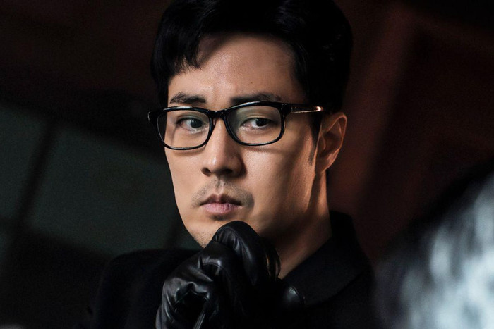 Agent Kim Reactivated gây chú ý với hình tượng người hùng có vẻ ngoài hoàn toàn đối lập với năng lực thật sự. So Ji-sub vào vai Kim, một nhân viên kế toán ngân hàng có cuộc sống bình thường và luôn dành sự quan tâm cho gia đình. Tuy nhiên, khi cô con gái duy nhất bị bắt cóc, ông buộc phải đối diện với quá khứ từng là đặc nhiệm trong thế giới tình báo. Những kỹ năng chiến đấu và kinh nghiệm được che giấu nhiều năm lần lượt được đánh thức, đưa nhân vật vào cuộc truy tìm những kẻ đứng sau vụ bắt cóc. Phim kết hợp hành động, tội phạm và báo thù, đồng thời đặt trọng tâm vào động lực của một người cha sẵn sàng làm mọi thứ để cứu con.&nbsp;