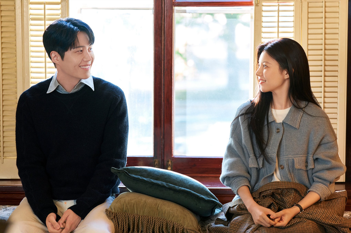 Can This Love Be Translated? là lựa chọn đáng chú ý dành cho khán giả yêu dòng phim tình cảm. Kim Seon-ho và Go Youn-jung đóng chính, lần lượt vào vai Joo Ho-jin và Cha Mu-hee. Ho-jin là một thông dịch viên đa ngôn ngữ tài năng nhưng lại gặp khó khăn trong việc nắm bắt cảm xúc của tình yêu. Công việc đưa anh đến bên Mu-hee, một nữ minh tinh quốc tế nổi tiếng nhưng vụng về trong chuyện tình cảm. Trong quá trình đồng hành qua nhiều quốc gia để phục vụ một chương trình truyền hình, hai người dần nhận ra sự khác biệt trong cách nhìn nhận cuộc sống và tình yêu. Những hiểu lầm phát sinh từ rào cản ngôn ngữ tạo ra nhiều tình huống hài hước, đồng thời trở thành chất xúc tác để mối quan hệ giữa hai nhân vật tiến triển.&nbsp;