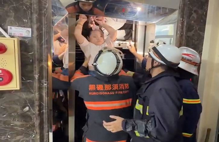 &nbsp; &nbsp;Hướng dẫn và đưa các nạn nhân ra bên ngoài.&nbsp;