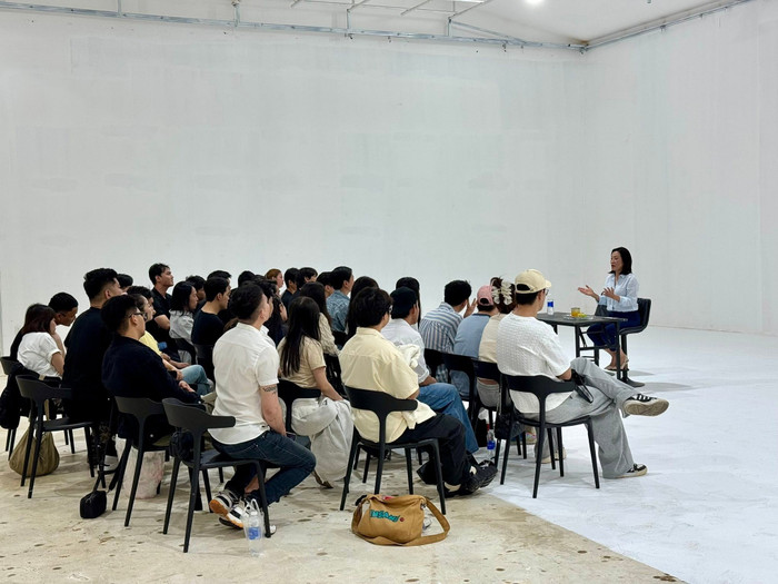 Hồng Đào đang trực tiếp truyền tải những kinh nghiệm mà mình tích góp được trong những năm làm nghề cho các diễn viên trẻ trong một buổi gặp gỡ. Ảnh: FBNV