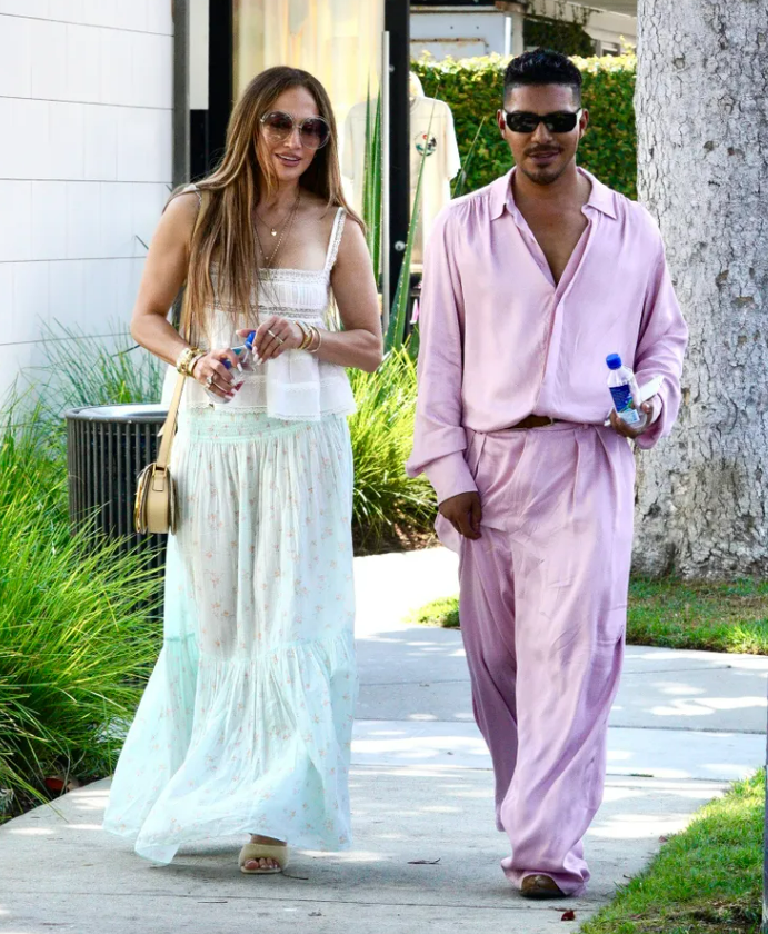 Jennifer Lopez và Stevie Mackey tại Malibu, California. Ảnh: Backgrid