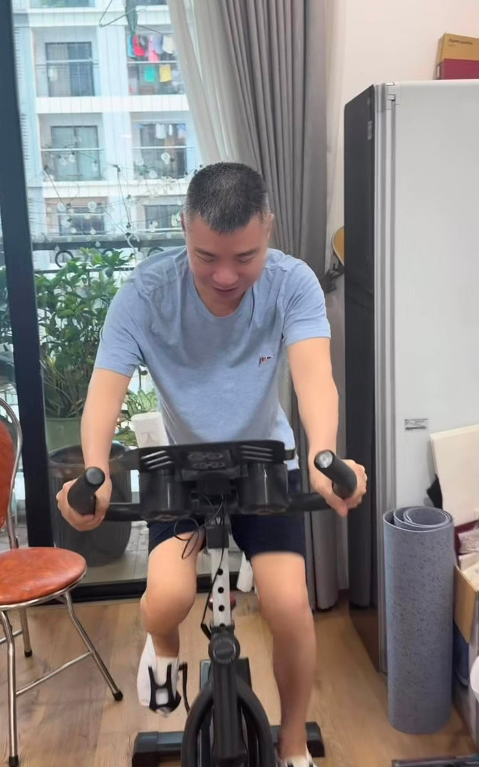 NSND Công Lý tập luyện thể dục tại nhà.