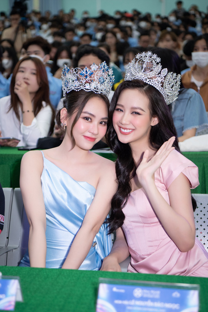 Mai Phương và Bảo Ngọc bước ra từ Miss World Vietnam 2022.