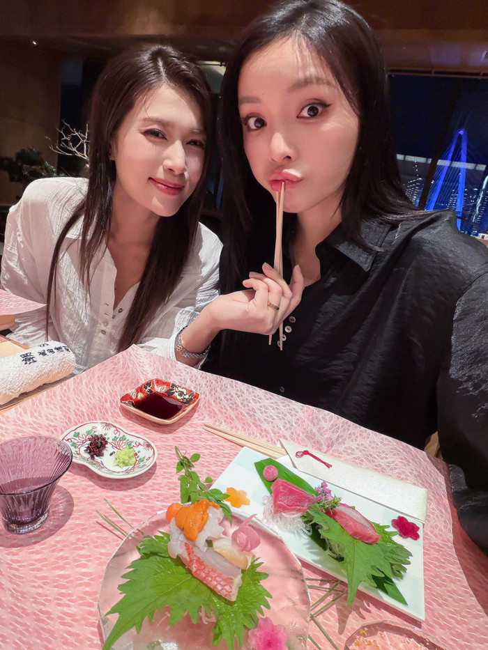 Kỳ Duyên và Đoàn Thiên Ân thân thiết bên nhau.