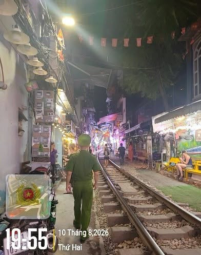 Sau vụ nữ du khách gặp hậu quả khi quay phim ở cà phê đường tàu, Công an Hà Nội phát cảnh báo Ảnh 1