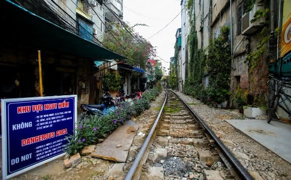 Sau vụ nữ du khách gặp hậu quả khi quay phim ở cà phê đường tàu, Công an Hà Nội phát cảnh báo Ảnh 2