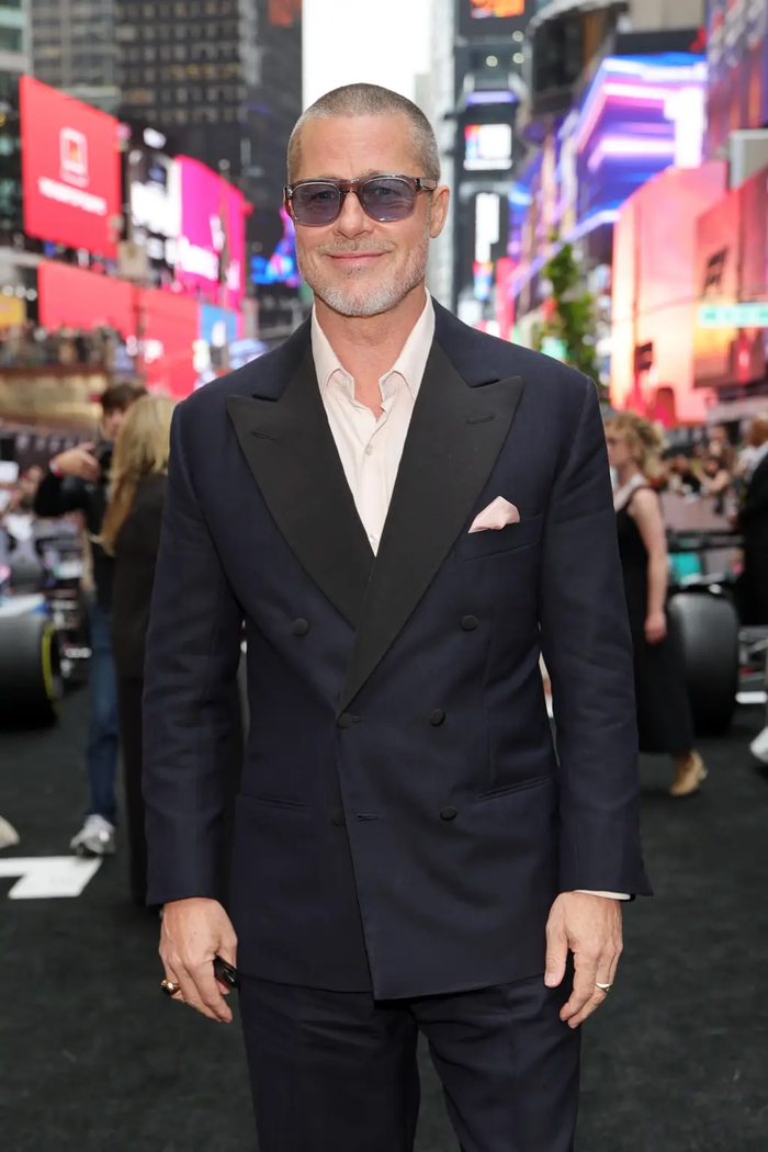 Brad Pitt được cho là đã sử dụng thức uống có cồn tại đám cưới của Taylor Swift và Travis Kelce hồi tháng 7.