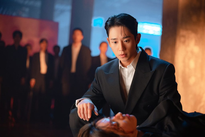 Tae Ha vốn được giao nhiệm vụ loại bỏ Eun-sae nhưng cuối cùng lại lựa chọn che giấu cô.