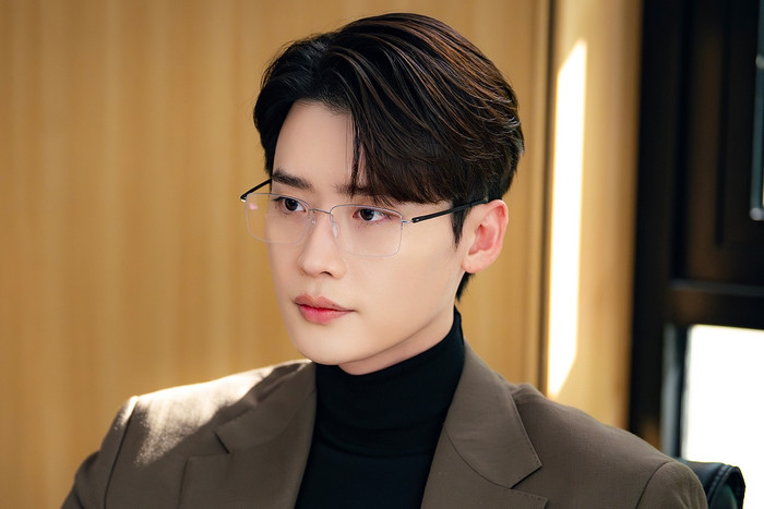 Trong A Casual Lie, Lee Jun Hyuk vào vai Tae Jun Seop, cháu trai của chủ tịch Tập đoàn TK.