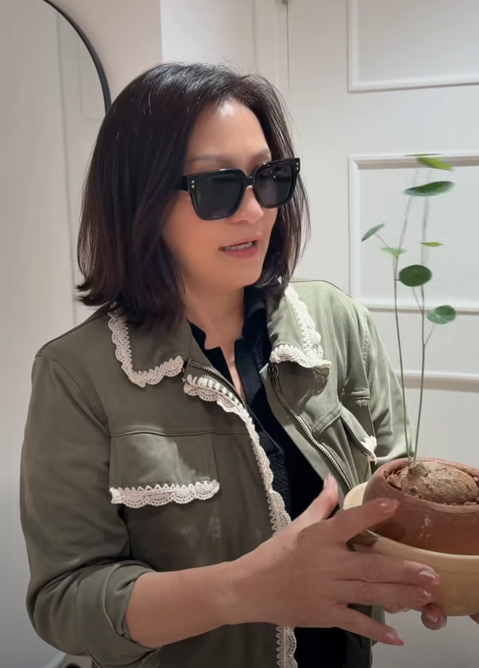 Hồng Đào khoe chậu cây nhỏ được cô chăm sóc suốt thời gian ở Việt Nam trước khi trở về Mỹ. Ảnh: FBNV