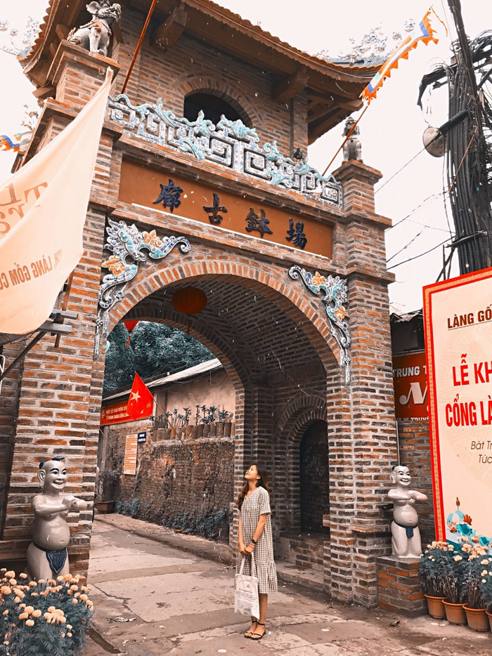 Check-in cổng làng gốm Bát Tràng mang đậm phong cách hoài cổ (Ảnh: sưu tầm)