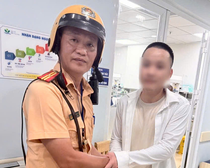Nhận được sự hỗ trợ kịp thời, bố cháu bé thay mặt gia đình cảm ơn CSGT.&nbsp;