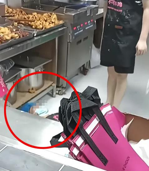 Một mình xử lý hàng trăm đơn gà rán, nam nhân viên bật khóc rồi ngã quỵ xuống sàn Ảnh 4