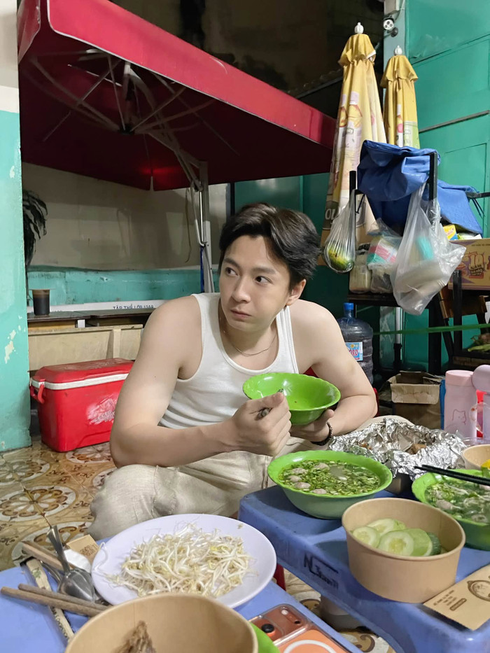 Ngô Kiến Huy xuất hiện với trang phục đời thường, ngồi thưởng thức những món ăn được chuẩn bị khá đầy đặn. Ảnh: FBNV