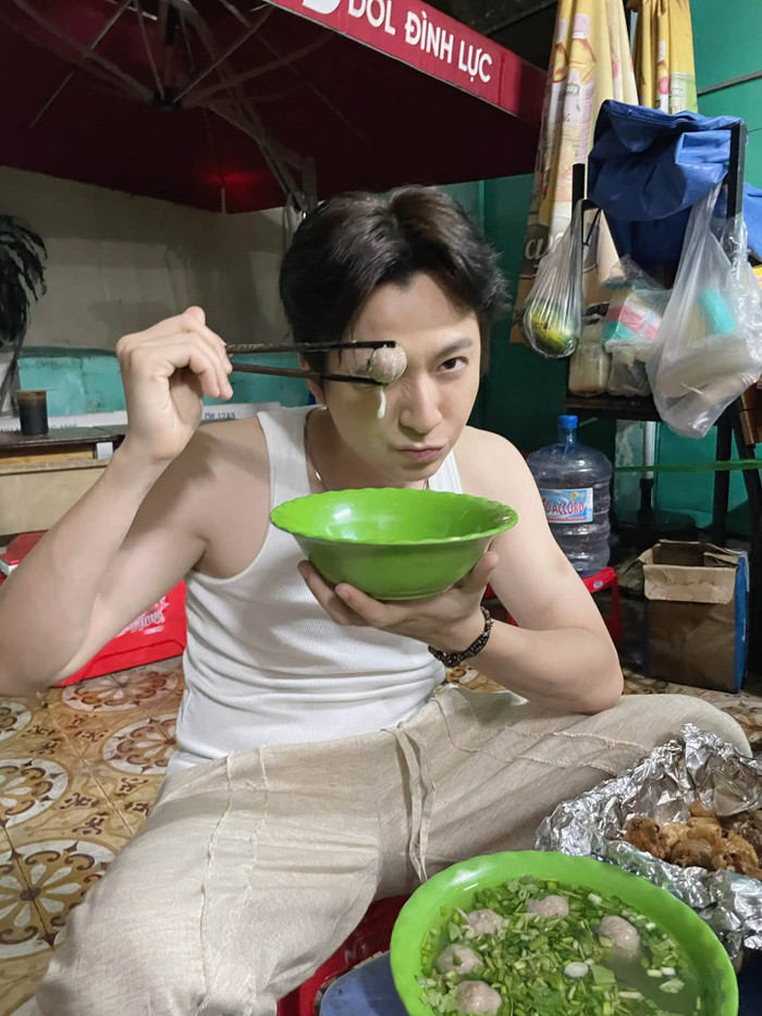Ngô Kiến Huy tỏ ra hào hứng khi vừa ăn vừa chụp ảnh ghi lại khoảnh khắc. Ảnh: FBNV