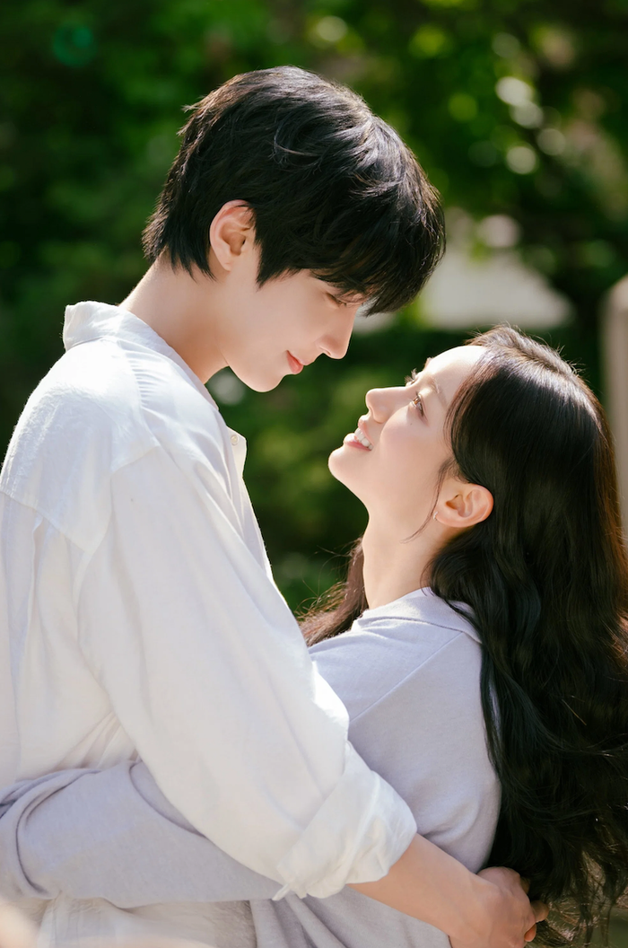 Giấc Mơ Trao Em đánh dấu màn kết hợp giữa Hwang In Youp và Lee Hye Ri trong câu chuyện tình cảm mang màu sắc trưởng thành. Phim xoay quanh Woo Soo Bin, một đạo diễn trẻ đã chạm tới thành công sau thời gian làm việc ở nước ngoài, và Joo Yi Jae, nữ phóng viên đang loay hoay với cuộc sống khi bước sang tuổi 30. Hai người từng có một mối quan hệ trong quá khứ rồi bất ngờ gặp lại sau nhiều năm. Cuộc hội ngộ khiến những ký ức cũ, những điều còn dang dở và cảm xúc từng bị chôn giấu lần lượt trở lại. Điểm đáng chú ý của tác phẩm nằm ở cách câu chuyện khai thác quá trình hai nhân vật nhìn lại lựa chọn của mình, thay vì chỉ tập trung vào một chuyện tình lãng mạn đơn thuần.&nbsp;
