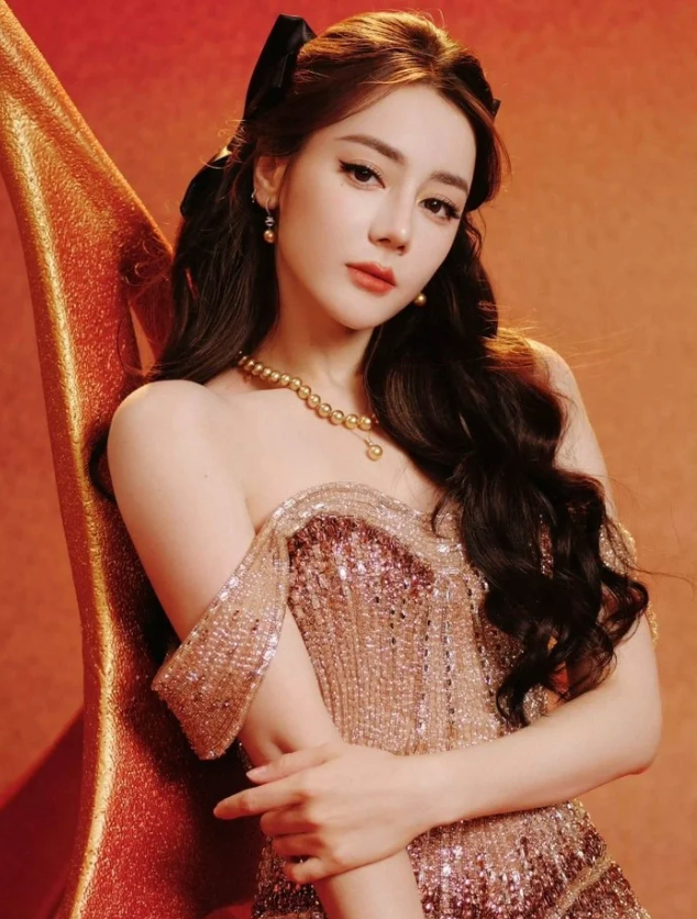 Địch Lệ Nhiệt Ba ghi dấu với nhiều dự án có doanh thu đáng chú ý.&nbsp;