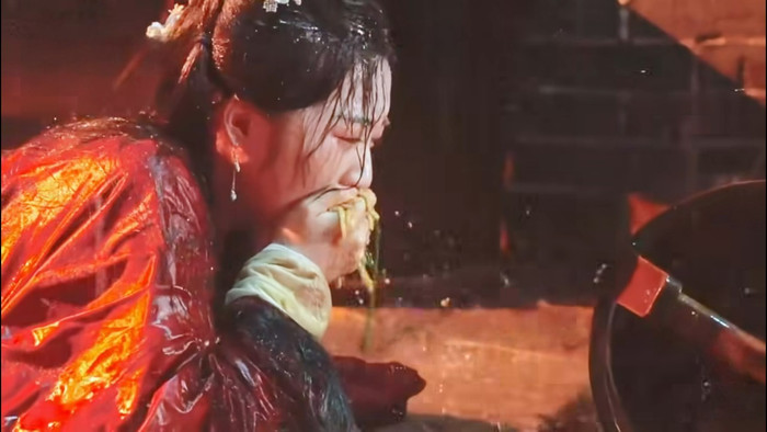 Phân cảnh Đặng Ân Hy ăn đồ ăn thừa trong Hoa Khai Cẩm Tú nhanh chóng thu hút sự chú ý sau khi lên sóng. Ảnh: Weibo
