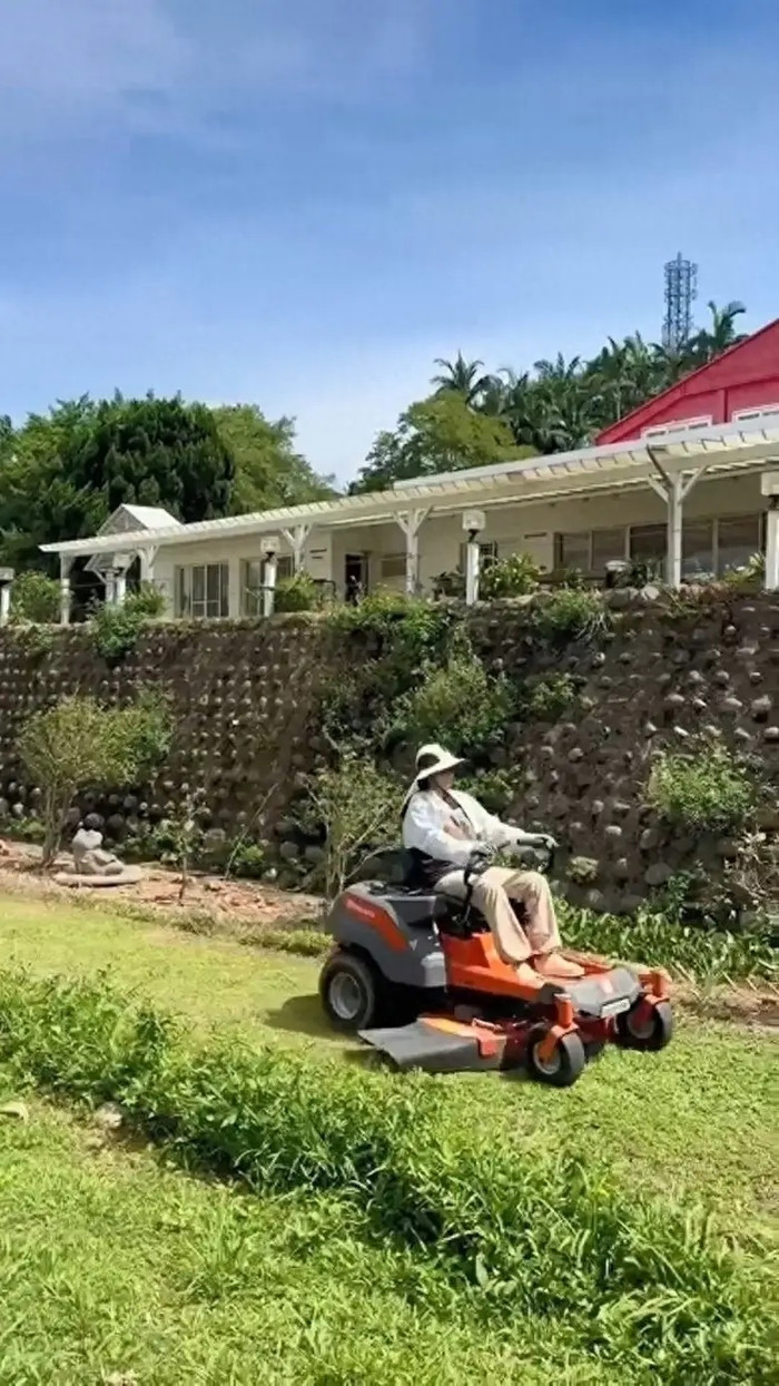 Nữ ca sĩ gạo cội rời ánh đèn sân khấu, chọn cuộc sống cắt cỏ, nuôi gà ở tuổi 73 Ảnh 2