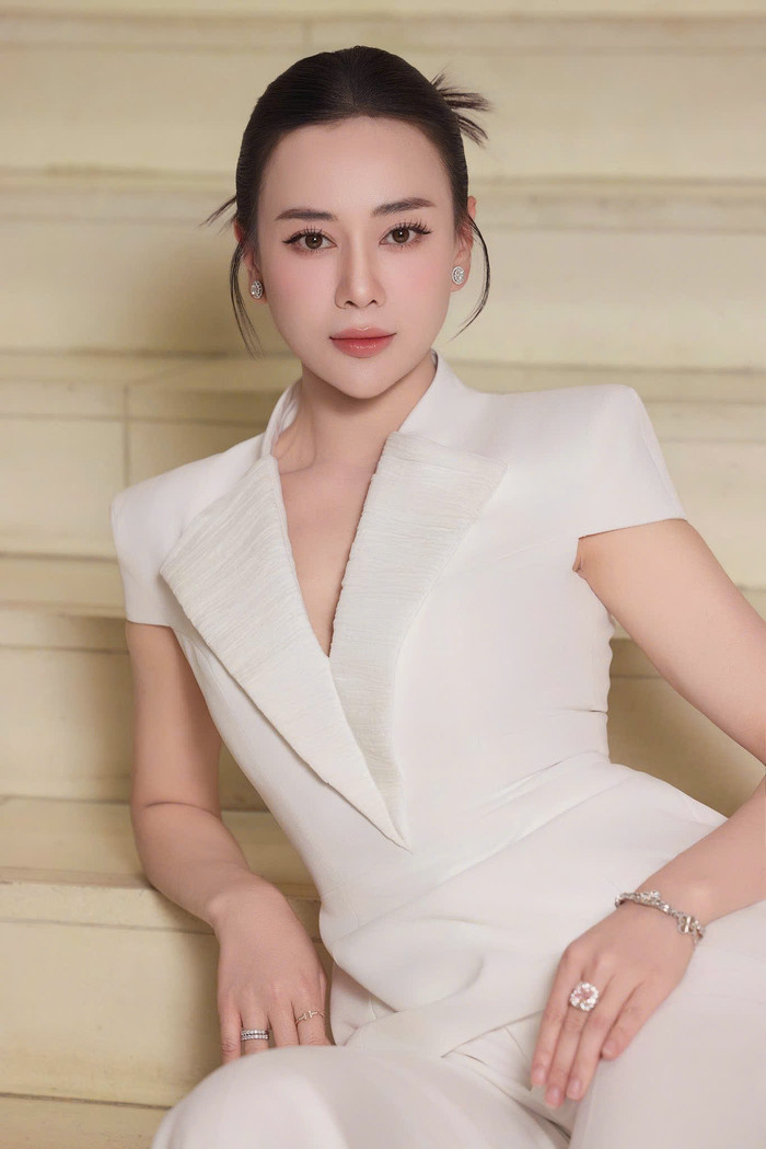 Việc đăng tải hình ảnh mới không chỉ đơn thuần là cập nhật diện mạo mà còn cho thấy Phương Oanh đã sẵn sàng tương tác nhiều hơn với khán giả.&nbsp;