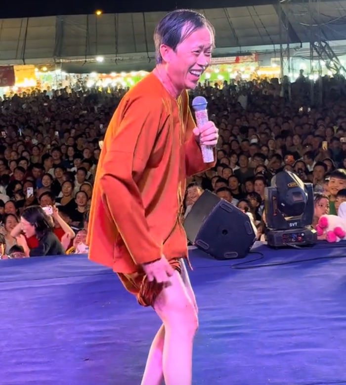 NSƯT Hoài Linh xuất hiện trong một chương trình hội chợ tại Khánh Hòa.