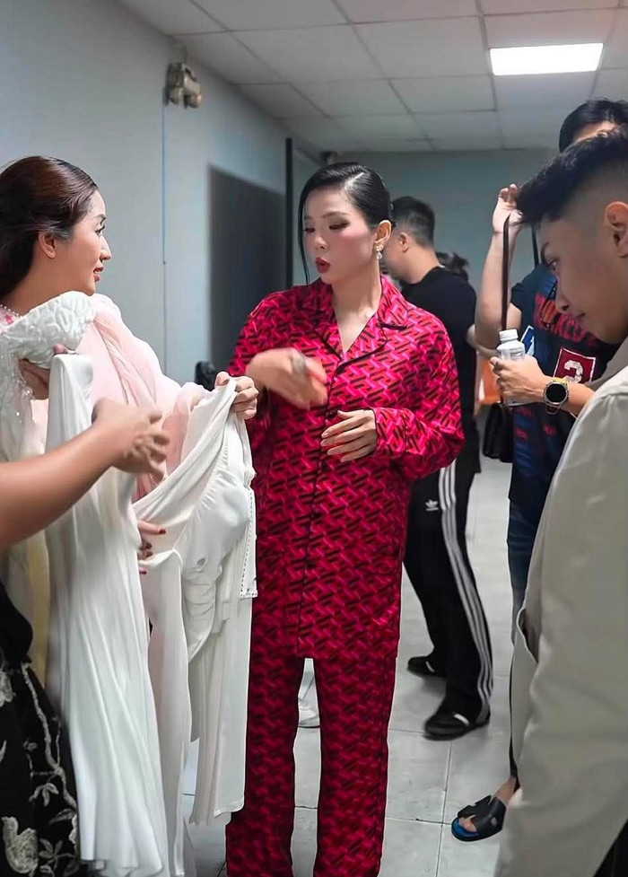 Khánh Thi thử trang phục trước khi quay MV của Lệ Quyên.