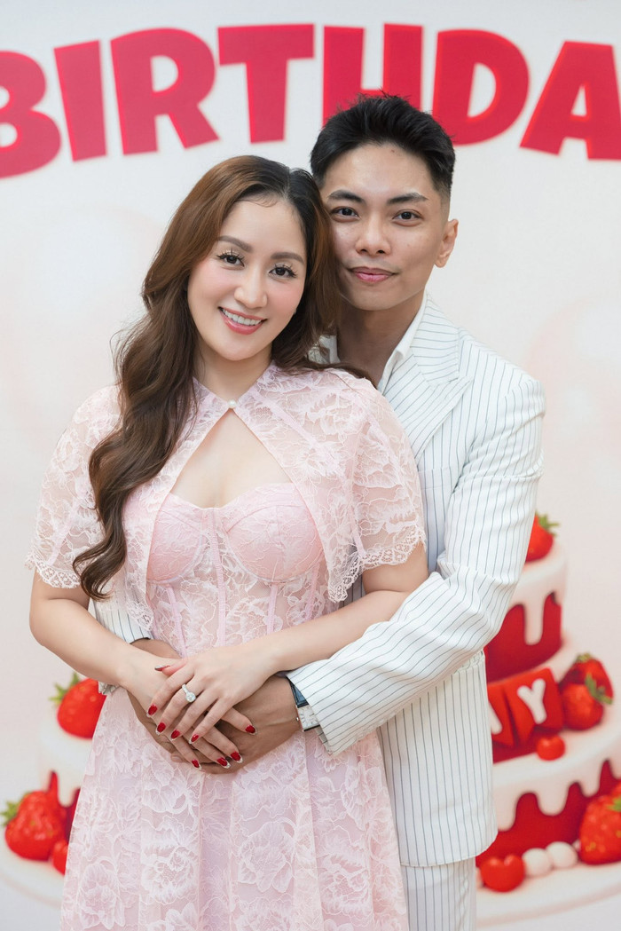 Khánh Thi và Phan Hiển chênh lệch 11 tuổi nhưng vẫn duy trì hôn nhân hạnh phúc đáng ngưỡng mộ.