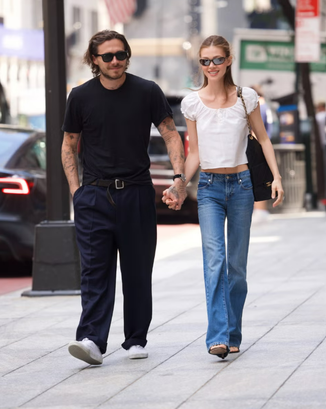 Mùa hè tại New York mang đến cho Brooklyn Beckham và Nicola Peltz cơ hội tiếp tục duy trì phong cách thời trang phóng khoáng. Ảnh: BACKGRID