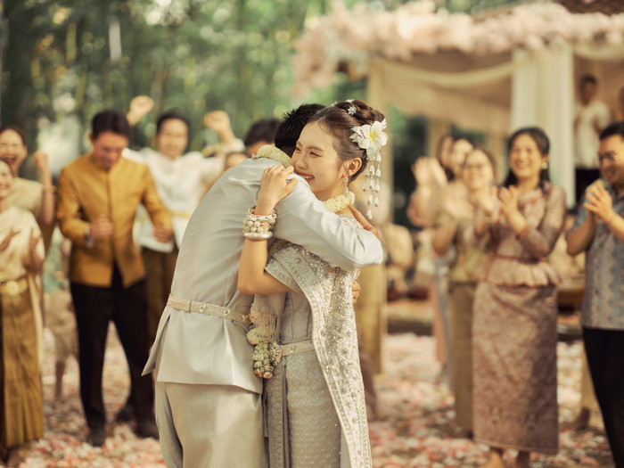 Phương Mỹ Chi hóa thân cô dâu trong đám cưới truyền thống của người Khmer.