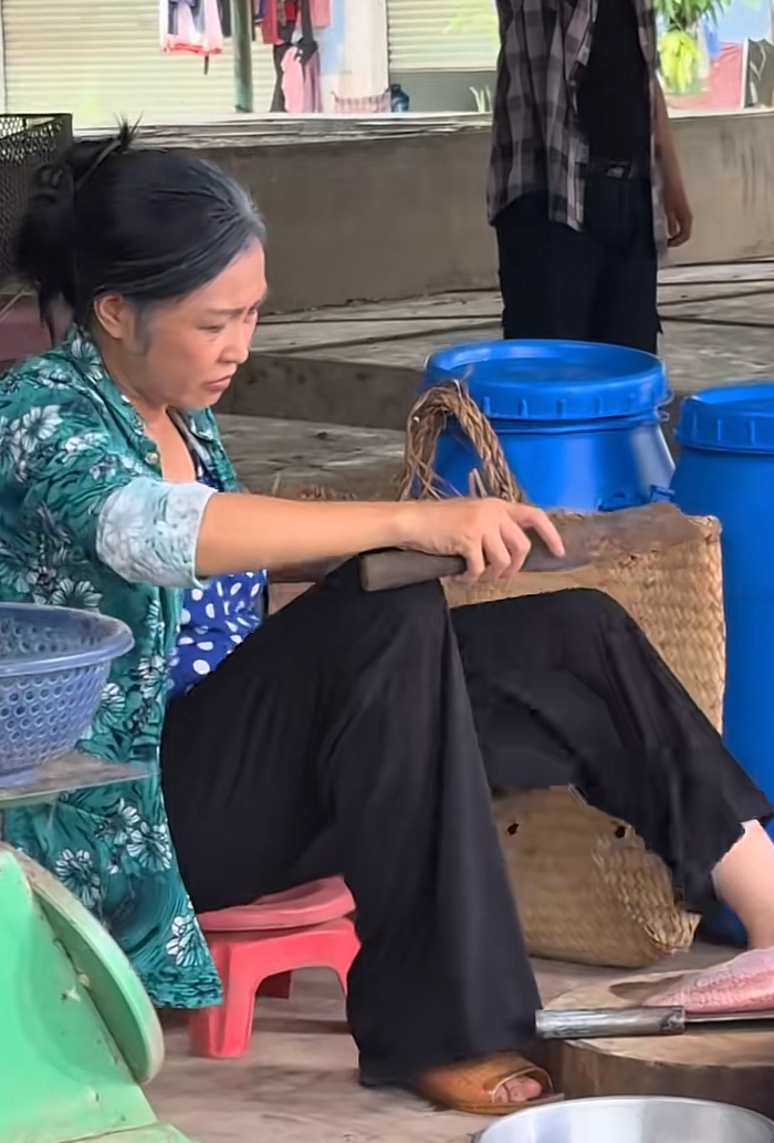Hình ảnh ca sĩ Phương Thanh bán cá ngoài chợ gây xôn xao.