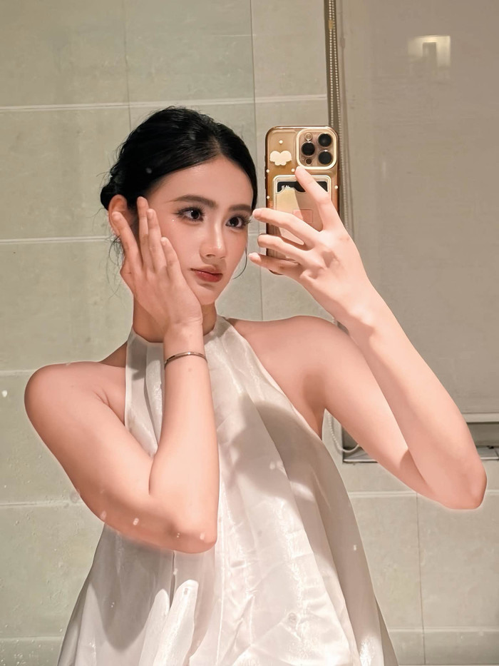 Nhan sắc ngày càng mặn mà của Ý Nhi.