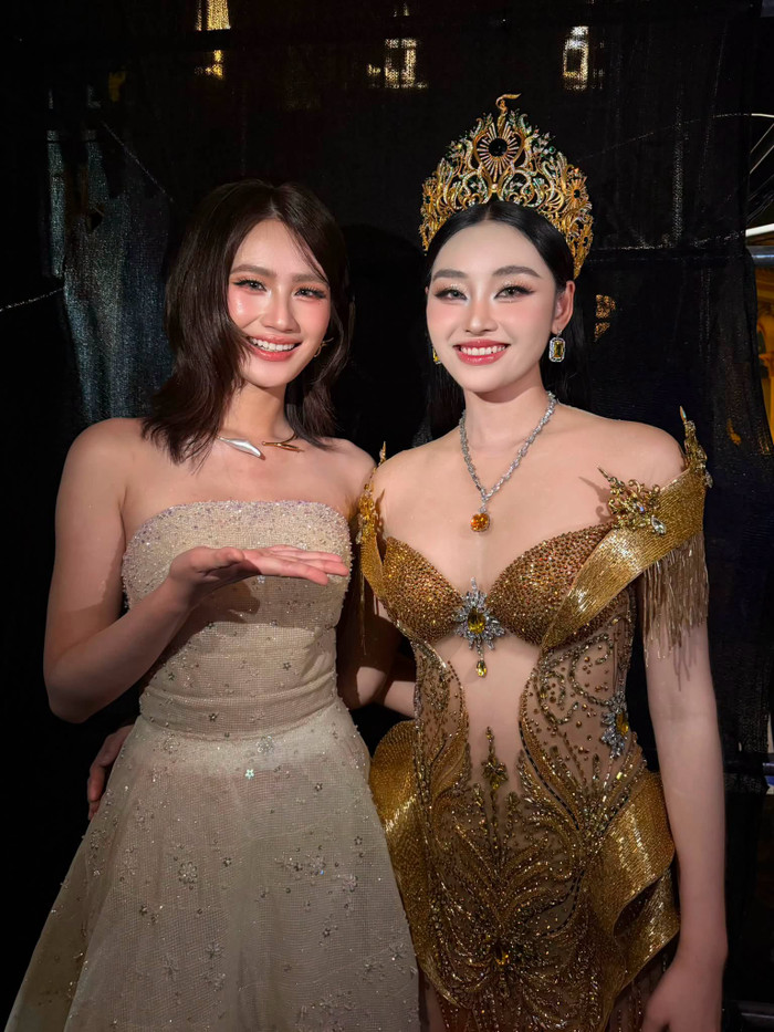 Hoa hậu Ý Nhi (bên trái) sau khi cắt tóc để tặng bệnh nhân ung thư.