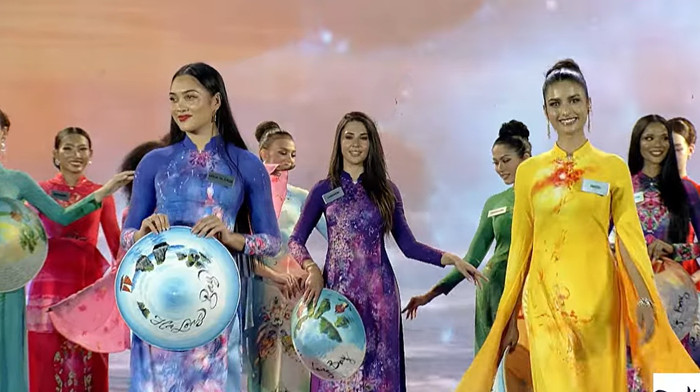 Các thí sinh diễn áo dài trong đêm khai mạc Miss World 2026.