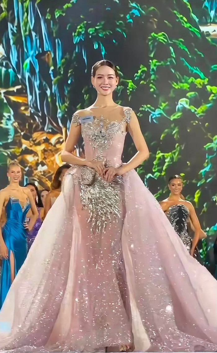 Bảo Ngọc mặc váy dạ hội lộng lẫy, nổi bật ở đêm khai mạc Miss World.