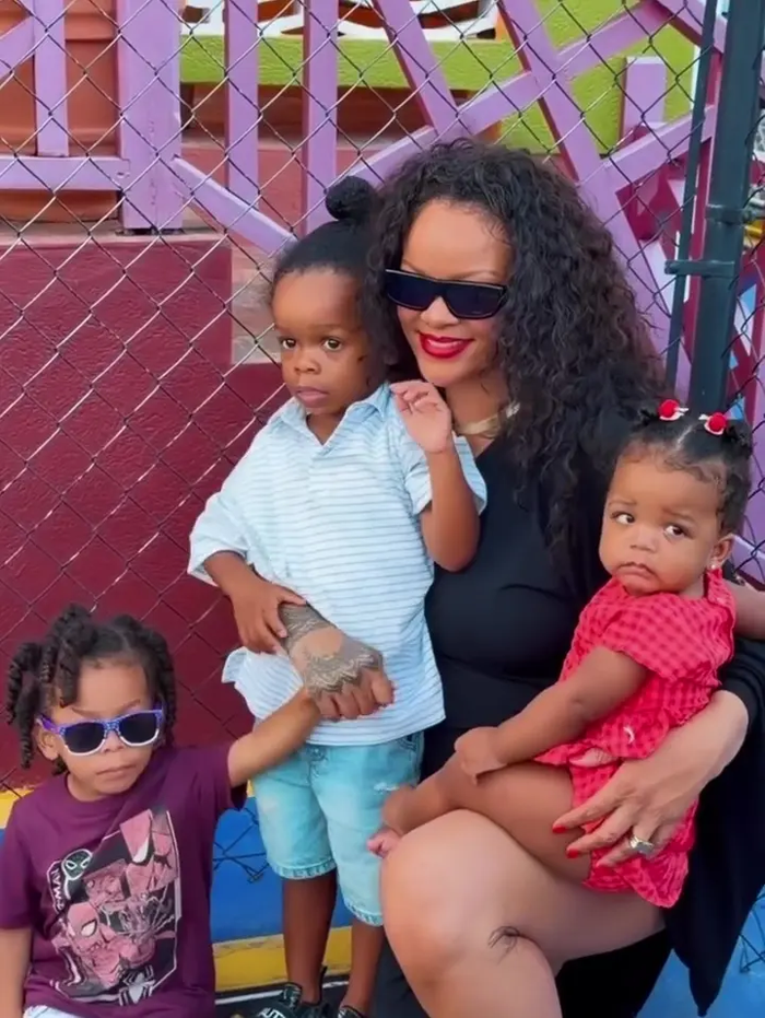 Rihanna và 3 con.