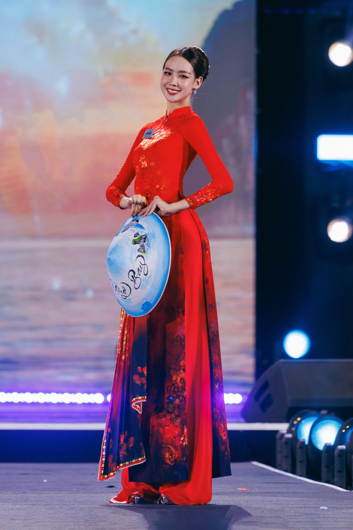 Bảo Ngọc, đại diện của Việt Nam, trong phần trình diễn áo dài ở đêm khai mạc Miss World.