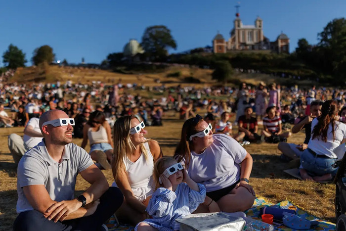Người dân London đã tập trung tại công viên Greenwich để xem nhật thực.&nbsp; (Ảnh: Getty Images).