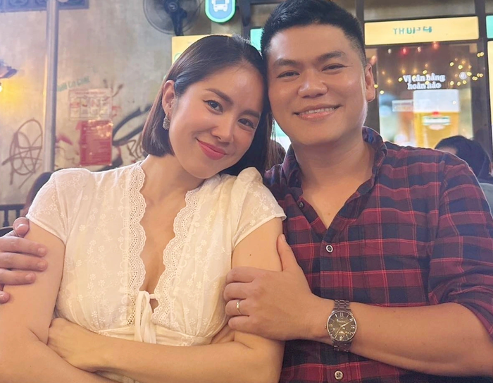 Diễn viên Lê Phương hạnh phúc bên chồng.