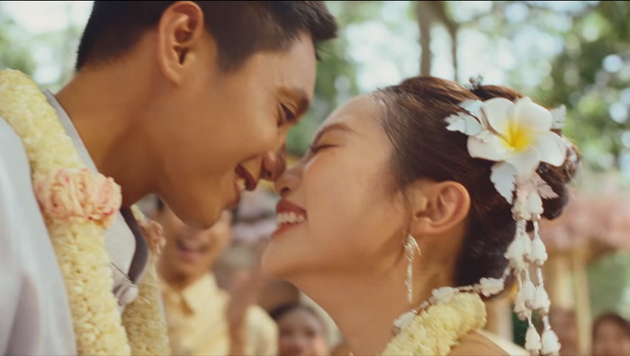 Phân cảnh 'chạm mũi' của Bảo Định và Phương Mỹ Chi trong MV mới gây sốt.