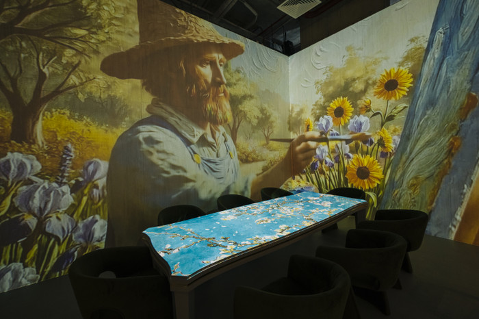 Tối 12/8, Van Gogh Timeless - Van Gogh Xuyên không chính thức khai mạc tại Hà Nội, mở đầu cho một hành trình nghệ thuật của công chúng cùng những kiệt tác bất hủ của Vincent Van Gogh.