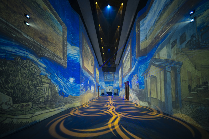 Đây là lần đầu tiên tại Hà Nội có triển lãm bản quyền Van Gogh từ Pháp, với 165 kiệt tác được tái hiện bằng các công nghệ hiện đại nhất, mang đến một cách thưởng thức nghệ thuật mới, nơi người xem thực sự giao hòa cùng kiệt tác.&nbsp;