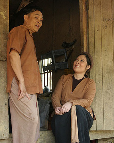 Hồng Vân và Xuân Hinh khiến khán giả thích thú với những màn tung hứng khi cùng góp mặt trong dự án hài sân khấu, DVD.