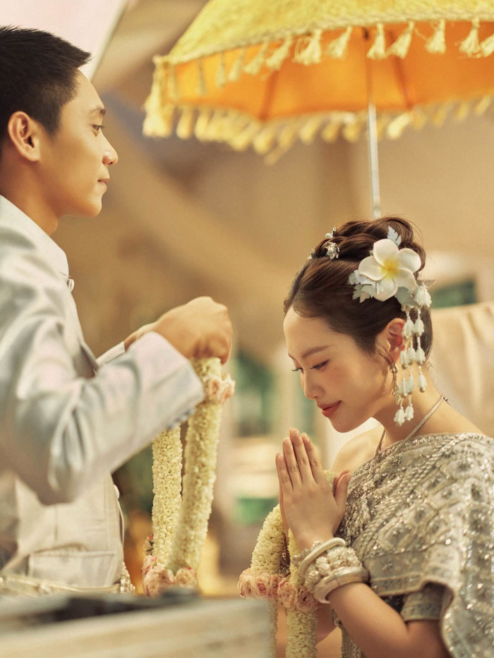 Phương Mỹ Chi hé lộ cảnh hậu trường khi quay đám cưới cùng Bảo Định trong MV mới.